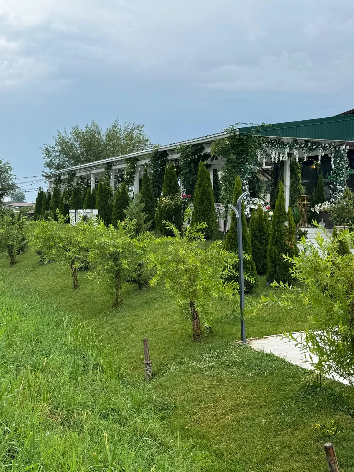 Grădina Roxana — spațiul verde de lângă pergolă