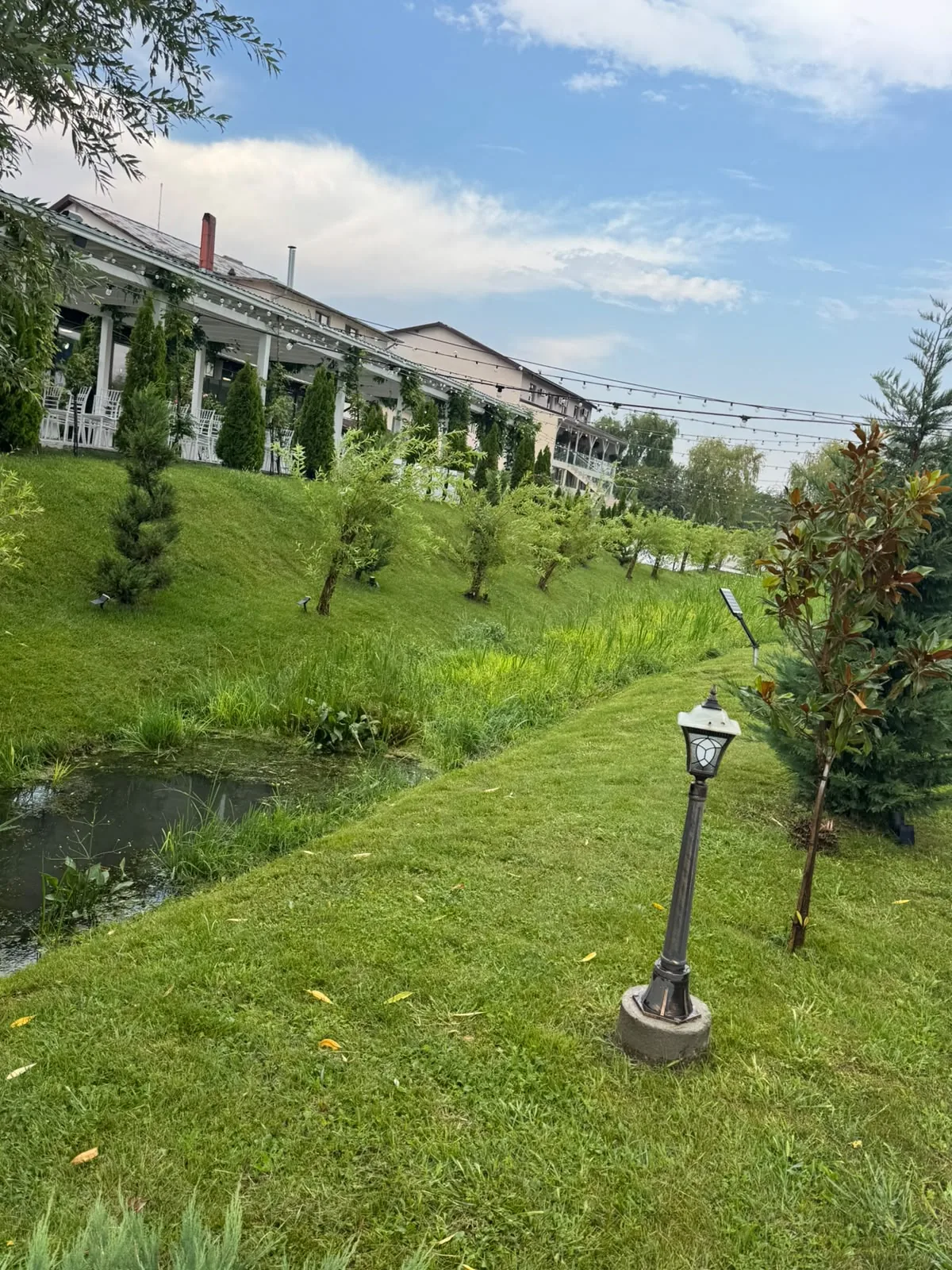 Grădina Roxana — luciul de apă și spațiul verde