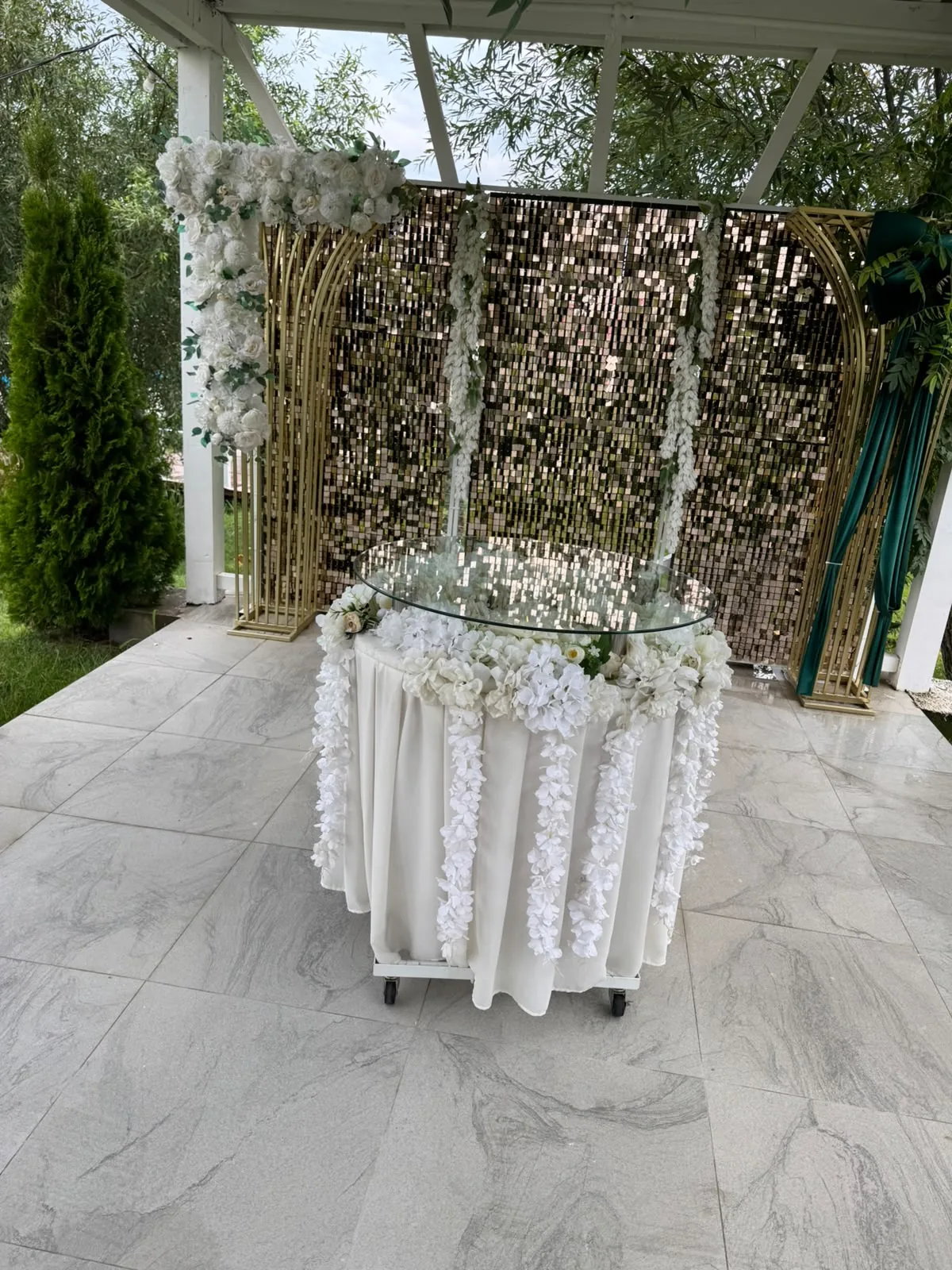 Cununii în grădină — masa ceremoniei și decorul floral alb