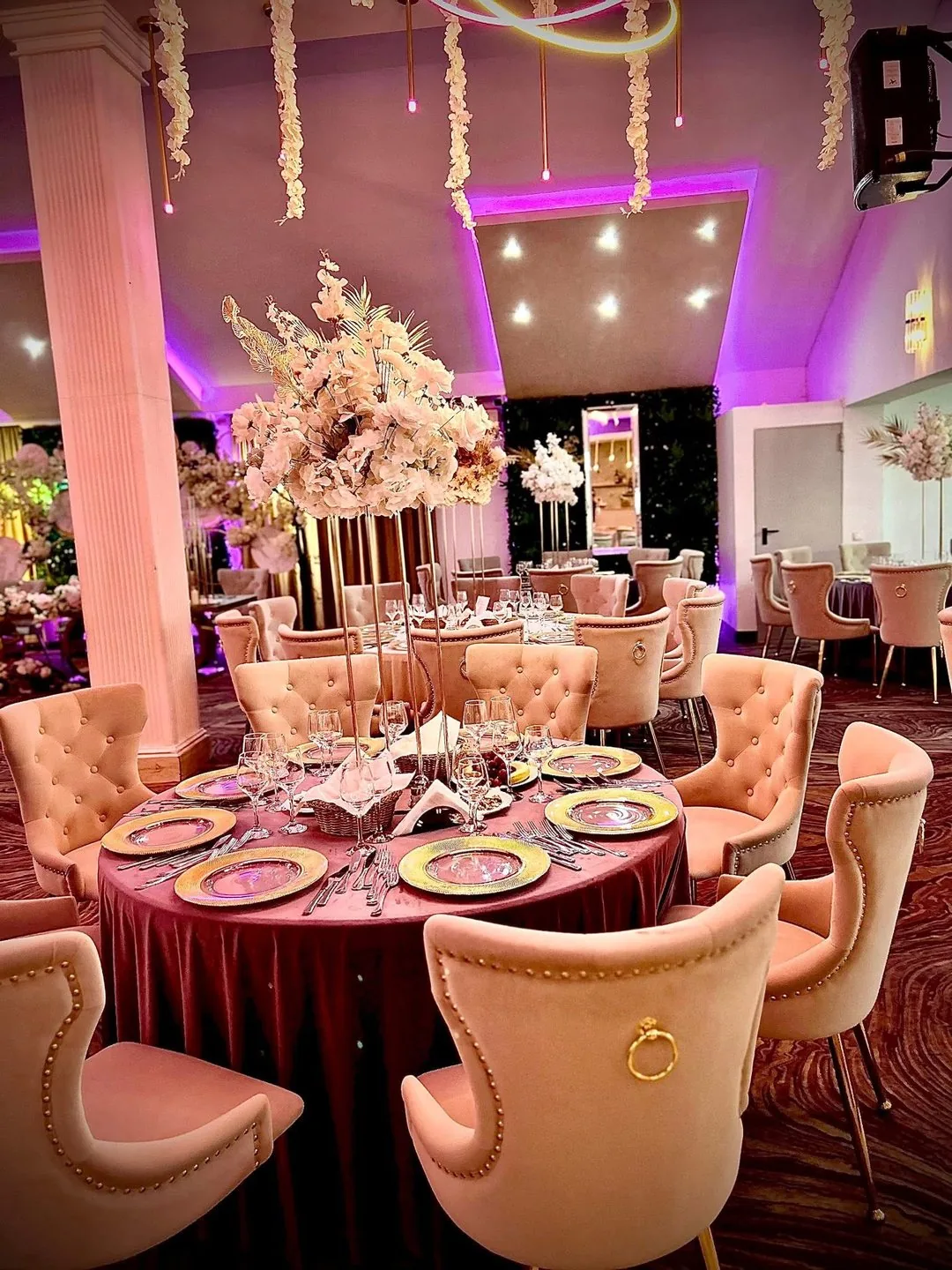 Salon Cartojani — aranjament floral la masa invitaților
