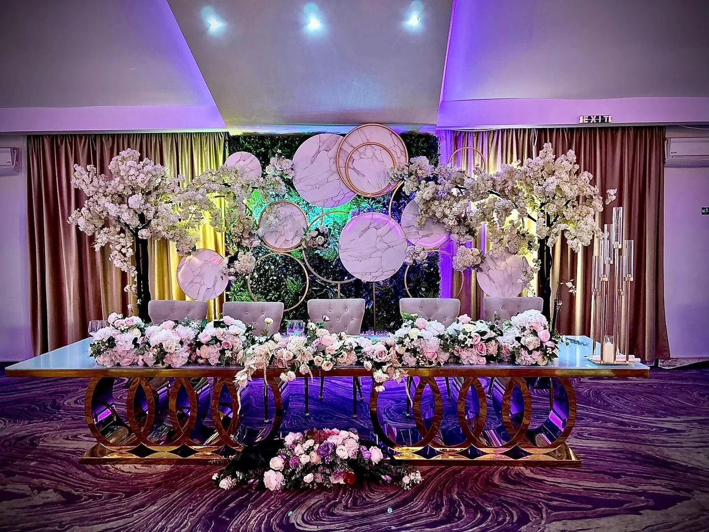 Salon Cartojani — decorul floral din zona centrală