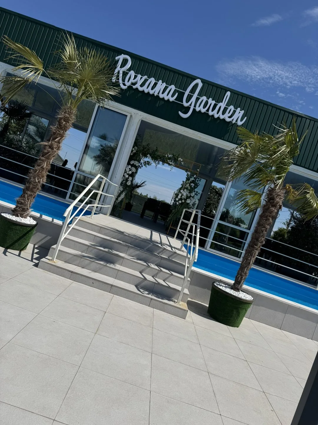 Roxana Garden — intrarea în roxana garden