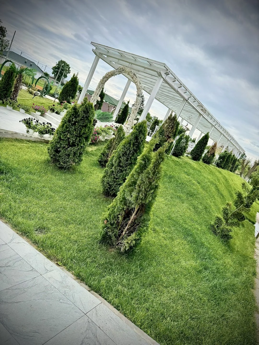 Roxana Garden — spațiul verde și pergolele