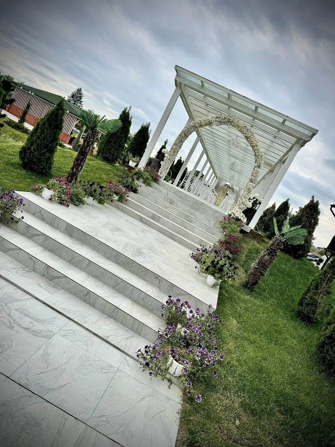 Roxana Garden — trepte și acces spre grădină