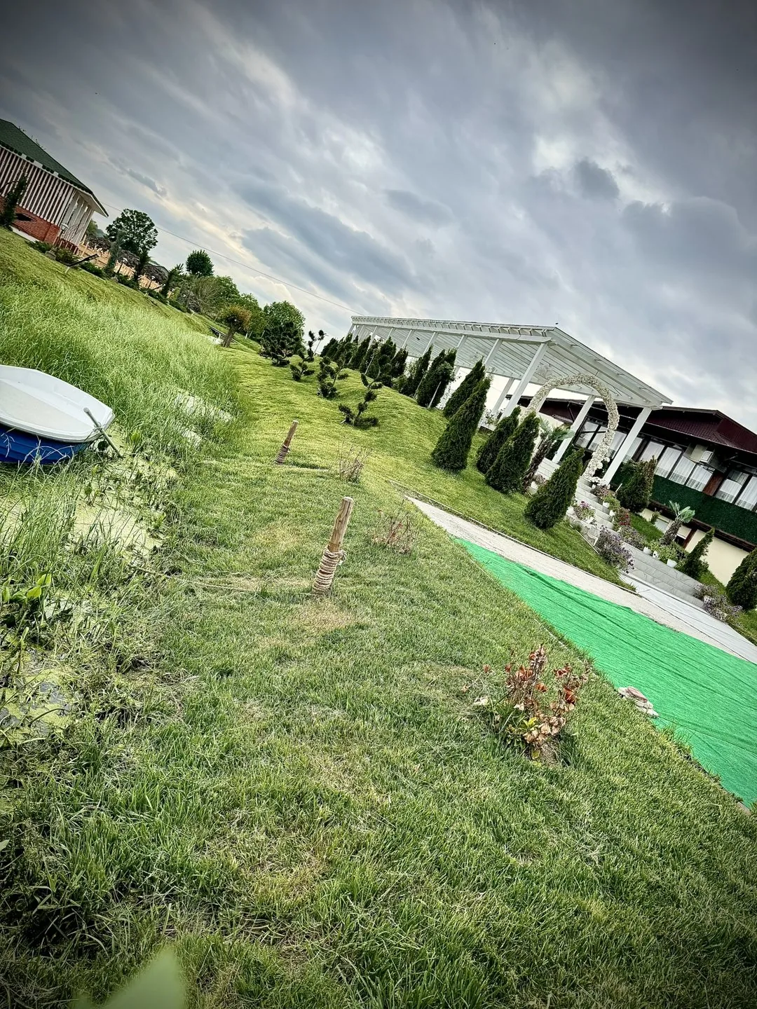 Roxana Garden — vedere de ansamblu a grădinii