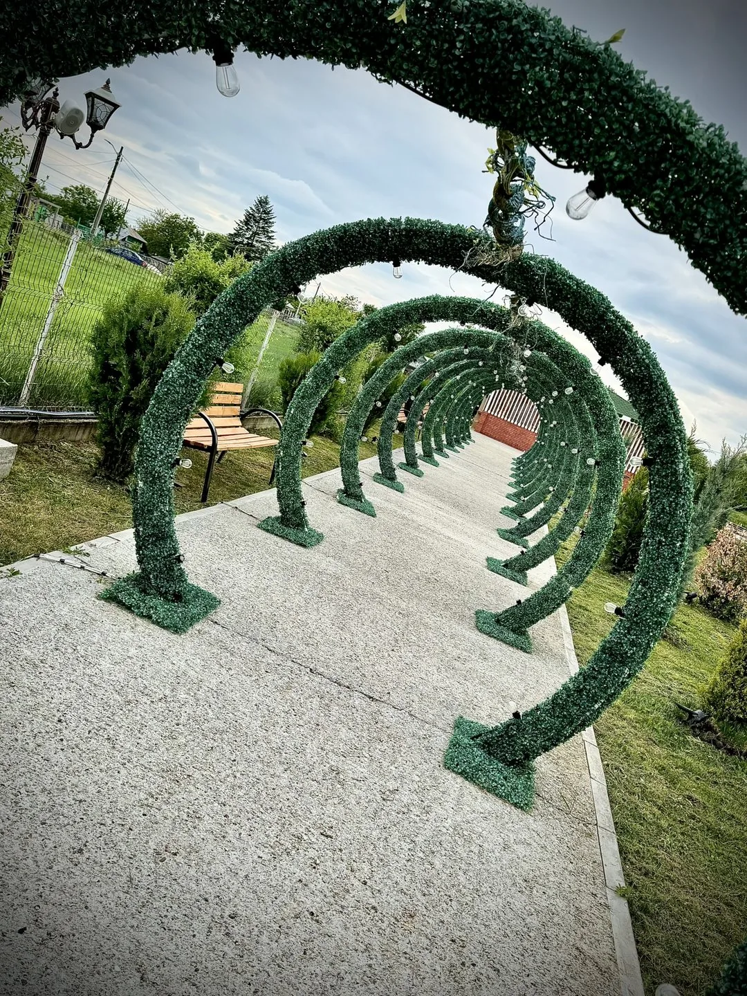 Roxana Garden — aleea cu arcade verzi