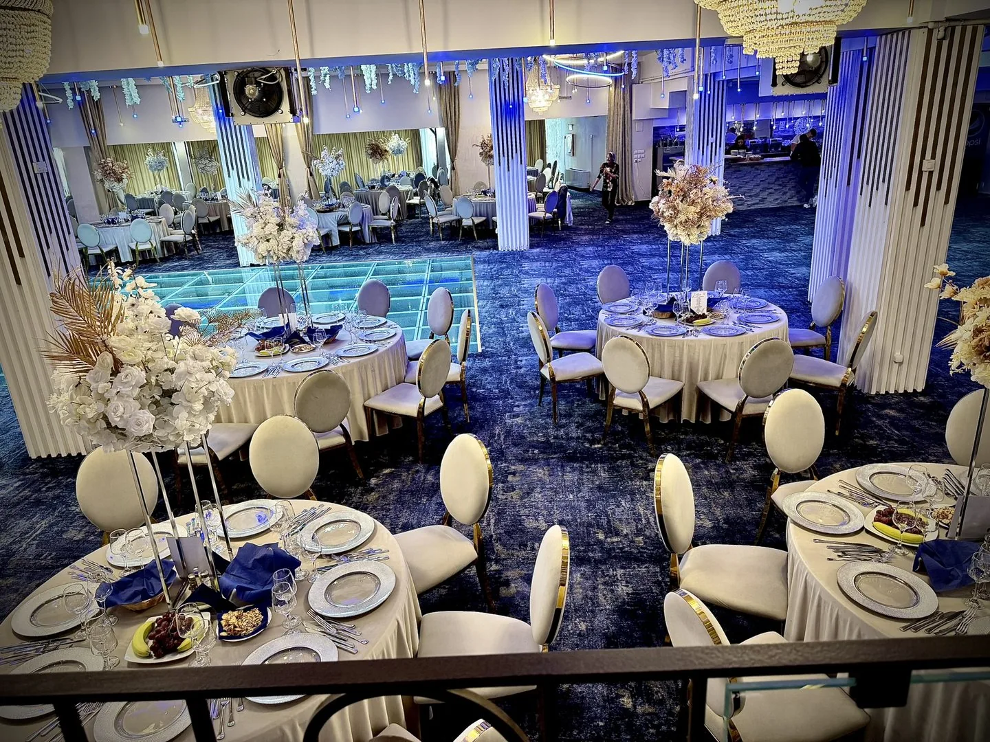 Salonul Piscină — vedere de ansamblu asupra salonului