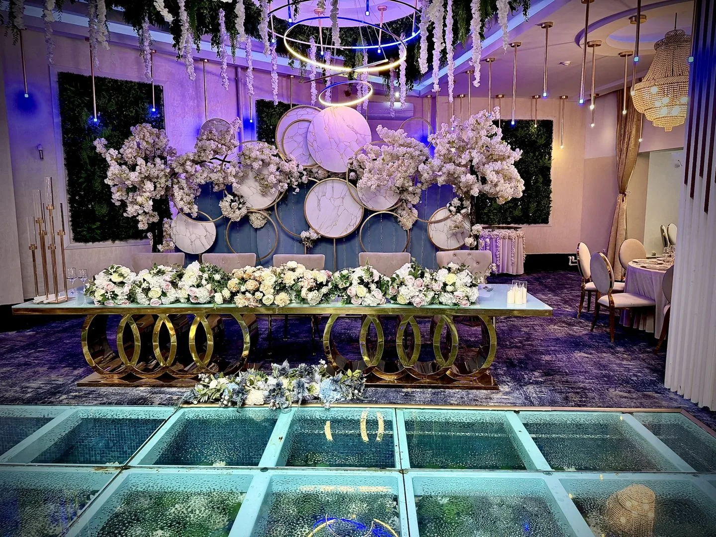 Salonul Piscină — decorul floral din zona centrală