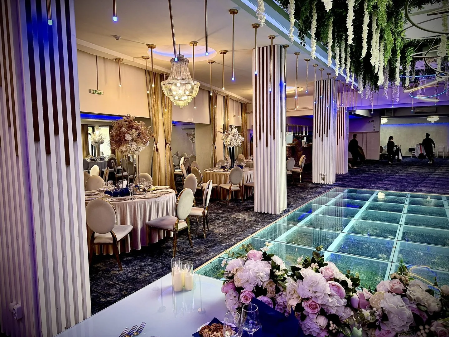 Salonul Piscină — perspectivă spre ring și mesele invitaților