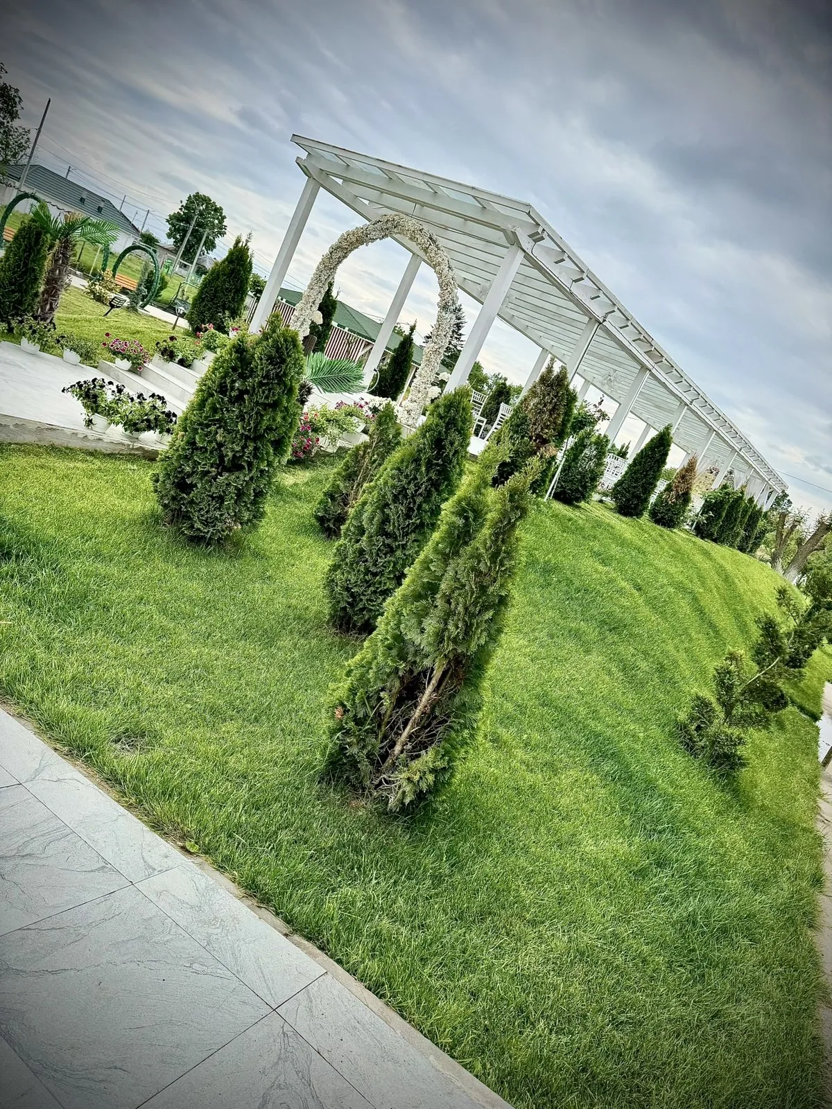 Roxana Garden — spațiu verde și pergole