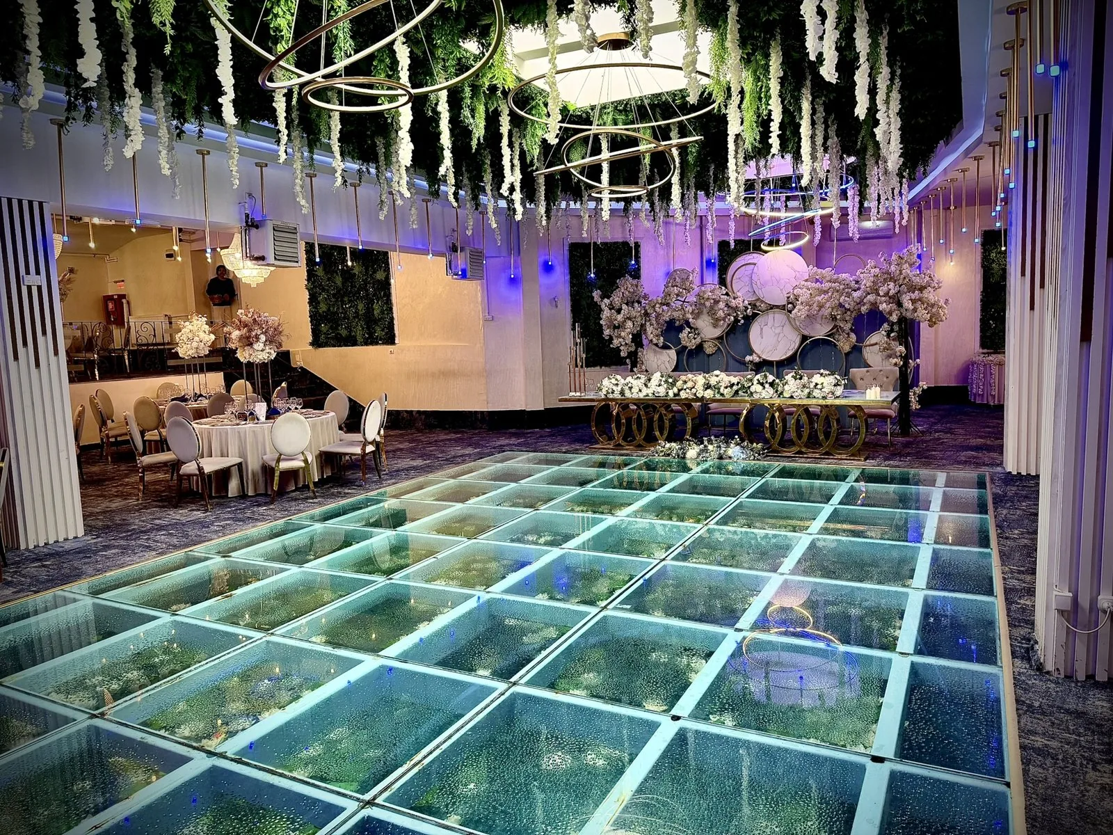 Salonul Piscină — ringul de dans și decorul floral